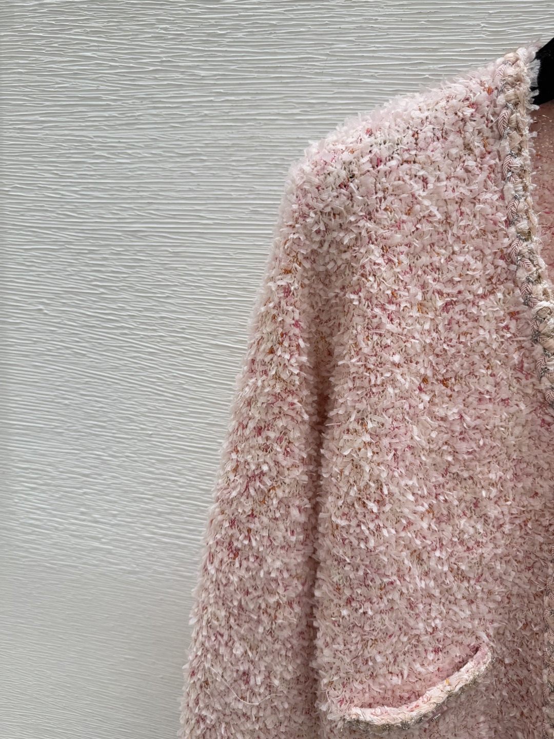 🆕CH家🆕 早秋新款 纯色提花V领针织长袖开衫颜色：粉色尺码：36.38.40👉