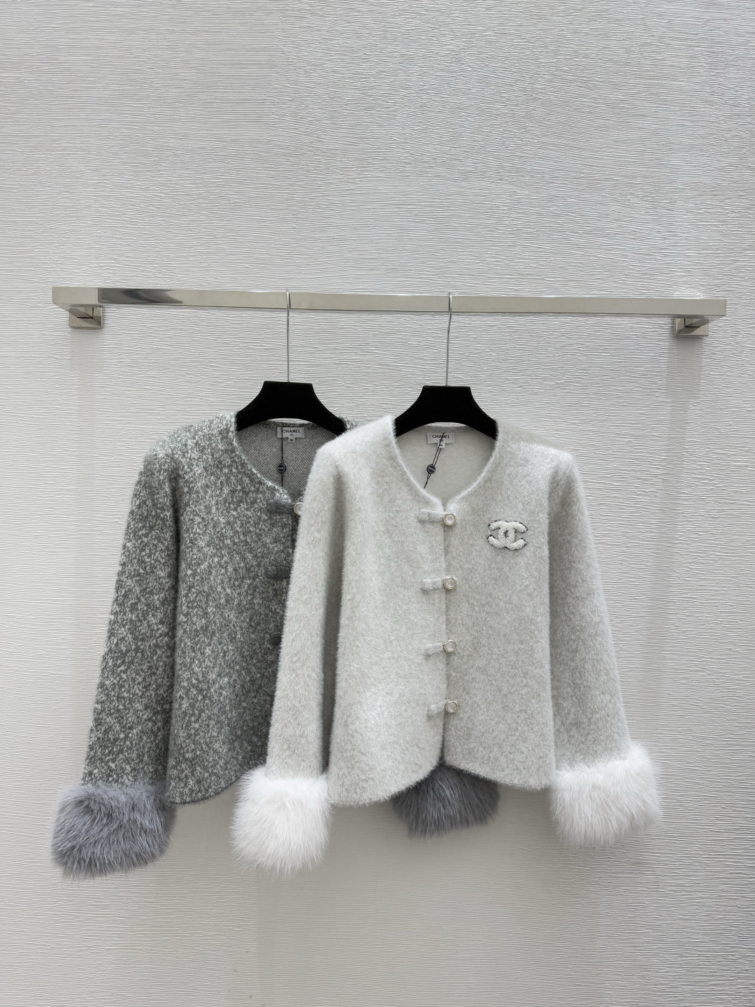 NO:587876,CH Home Early Autumn New Solid Color Simple Feather Round Neck Knitted Long-Sleeved Cardigan Color White Gray Size 36.38.40,,alexander wang19860909CH家 早秋新款 纯色简约羽饰圆领针织长袖开衫 颜色白色 灰色 尺码36.38.40,,alexander wang,Women's clothing