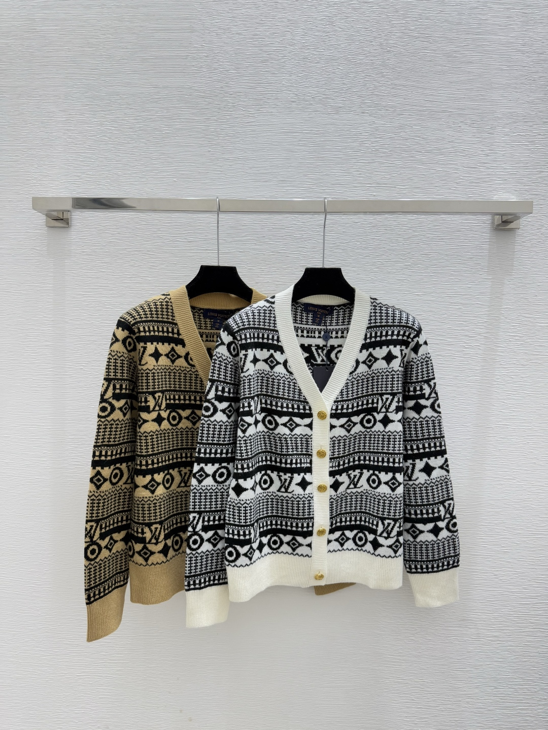 NO:587870,L family early autumn new style contrasting presbyopic letter V-neck knitted long-sleeved cardigan color white khaki size 36.38.40, louis vuitton, alexander wang19860909L家 早秋新款 撞色老花字母V领针织长袖开衫 颜色白色 卡其 尺码36.38.40,,louis vuitton,alexander wang,Women's clothing