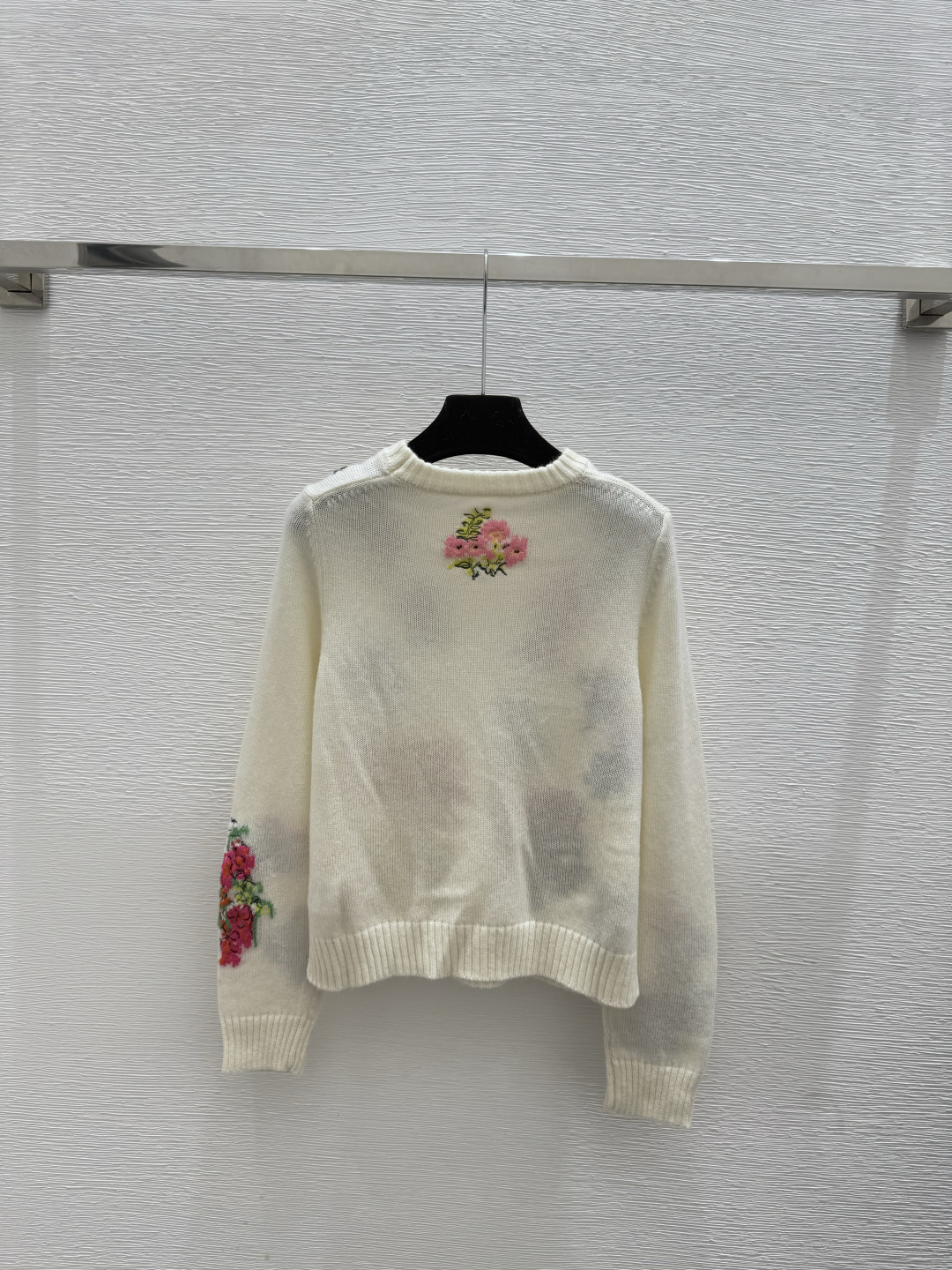 🆕ER家🆕 早秋新款 撞色花卉提花刺绣圆领素质长袖开衫颜色：白色尺码：36.38.40👉