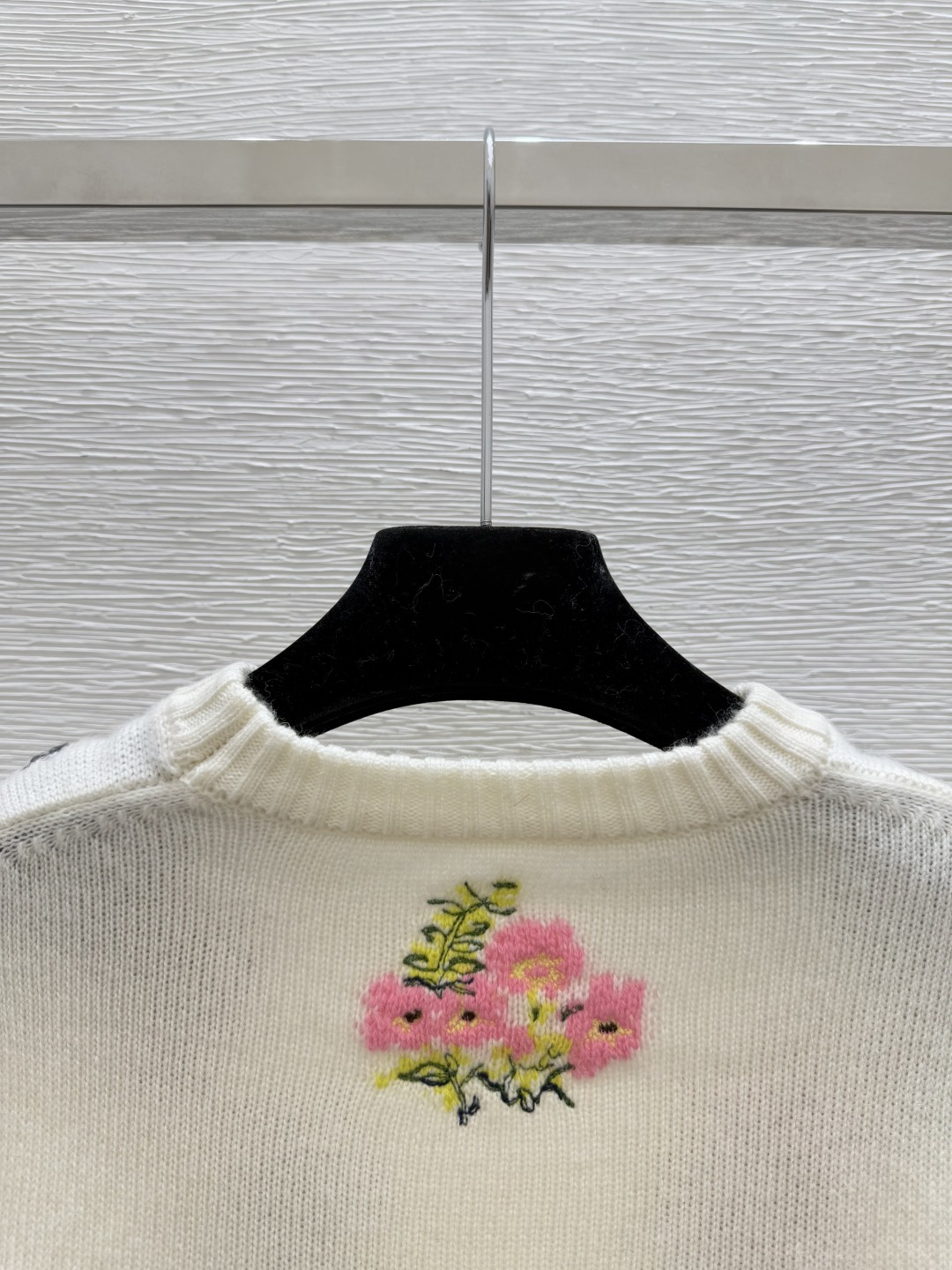 🆕ER家🆕 早秋新款 撞色花卉提花刺绣圆领素质长袖开衫颜色：白色尺码：36.38.40👉