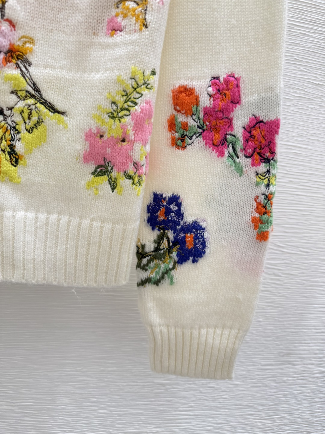 🆕ER家🆕 早秋新款 撞色花卉提花刺绣圆领素质长袖开衫颜色：白色尺码：36.38.40👉