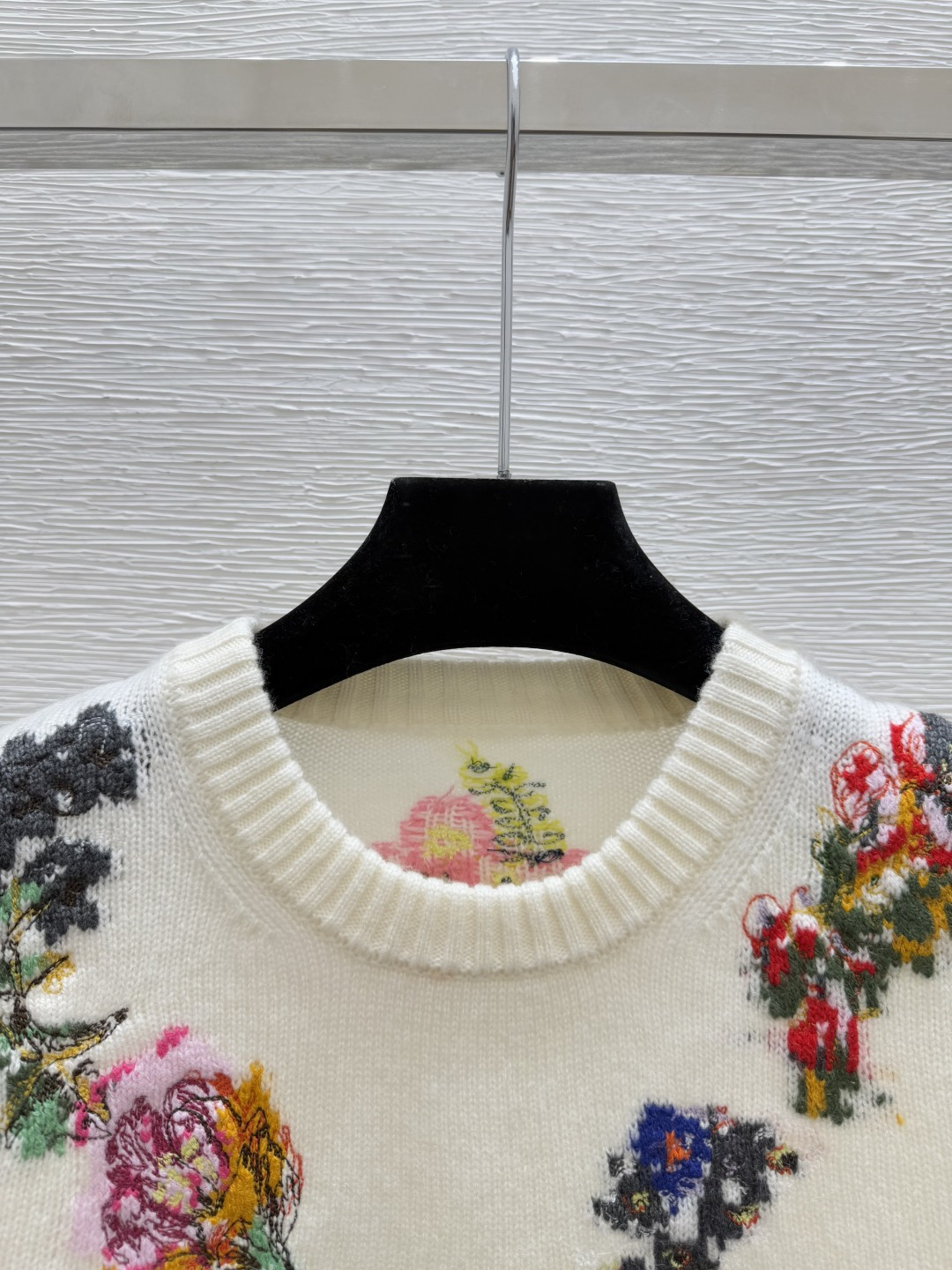 🆕ER家🆕 早秋新款 撞色花卉提花刺绣圆领素质长袖开衫颜色：白色尺码：36.38.40👉