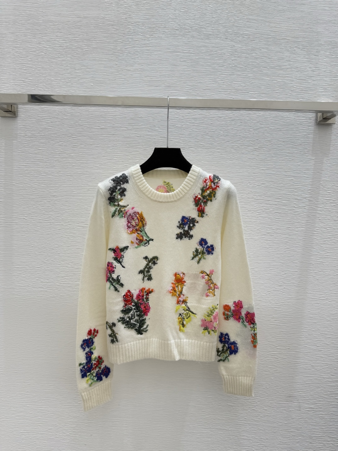 🆕ER家🆕 早秋新款 撞色花卉提花刺绣圆领素质长袖开衫颜色：白色尺码：36.38.40👉