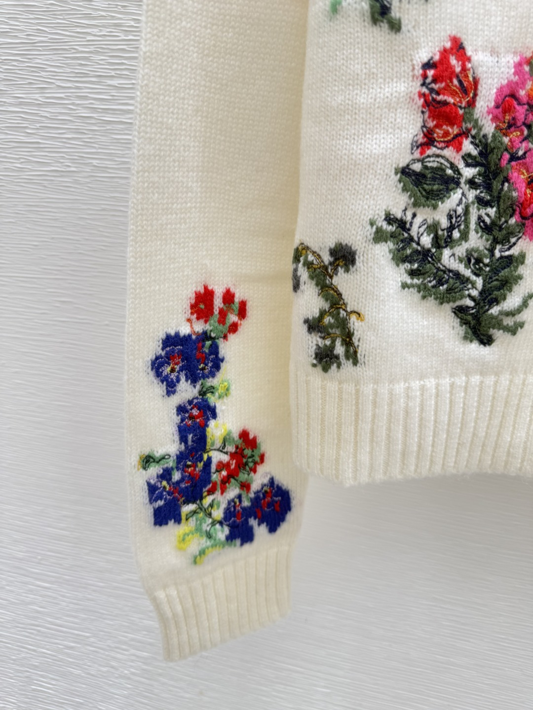 🆕ER家🆕 早秋新款 撞色花卉提花刺绣圆领素质长袖开衫颜色：白色尺码：36.38.40👉