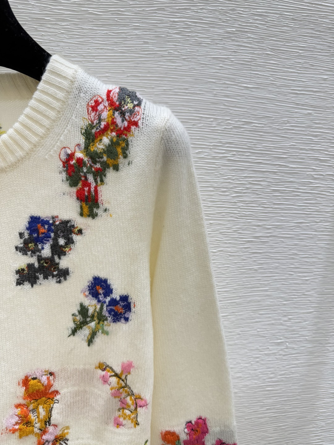 🆕ER家🆕 早秋新款 撞色花卉提花刺绣圆领素质长袖开衫颜色：白色尺码：36.38.40👉