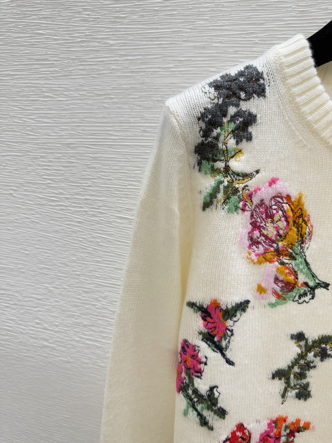 🆕ER家🆕 早秋新款 撞色花卉提花刺绣圆领素质长袖开衫颜色：白色尺码：36.38.40👉