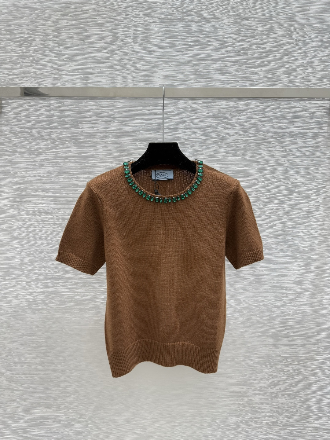 🆕P家🆕 夏季新款 重工钉珠圆领针织短袖颜色：灰色 咖啡 宝蓝尺码：36.38.40👉