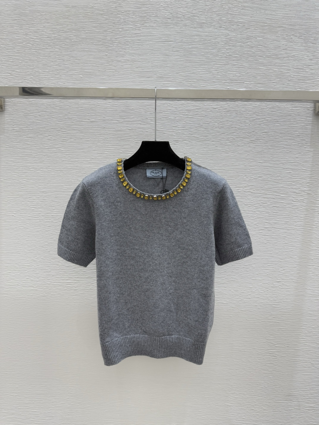 🆕P家🆕 夏季新款 重工钉珠圆领针织短袖颜色：灰色 咖啡 宝蓝尺码：36.38.40👉