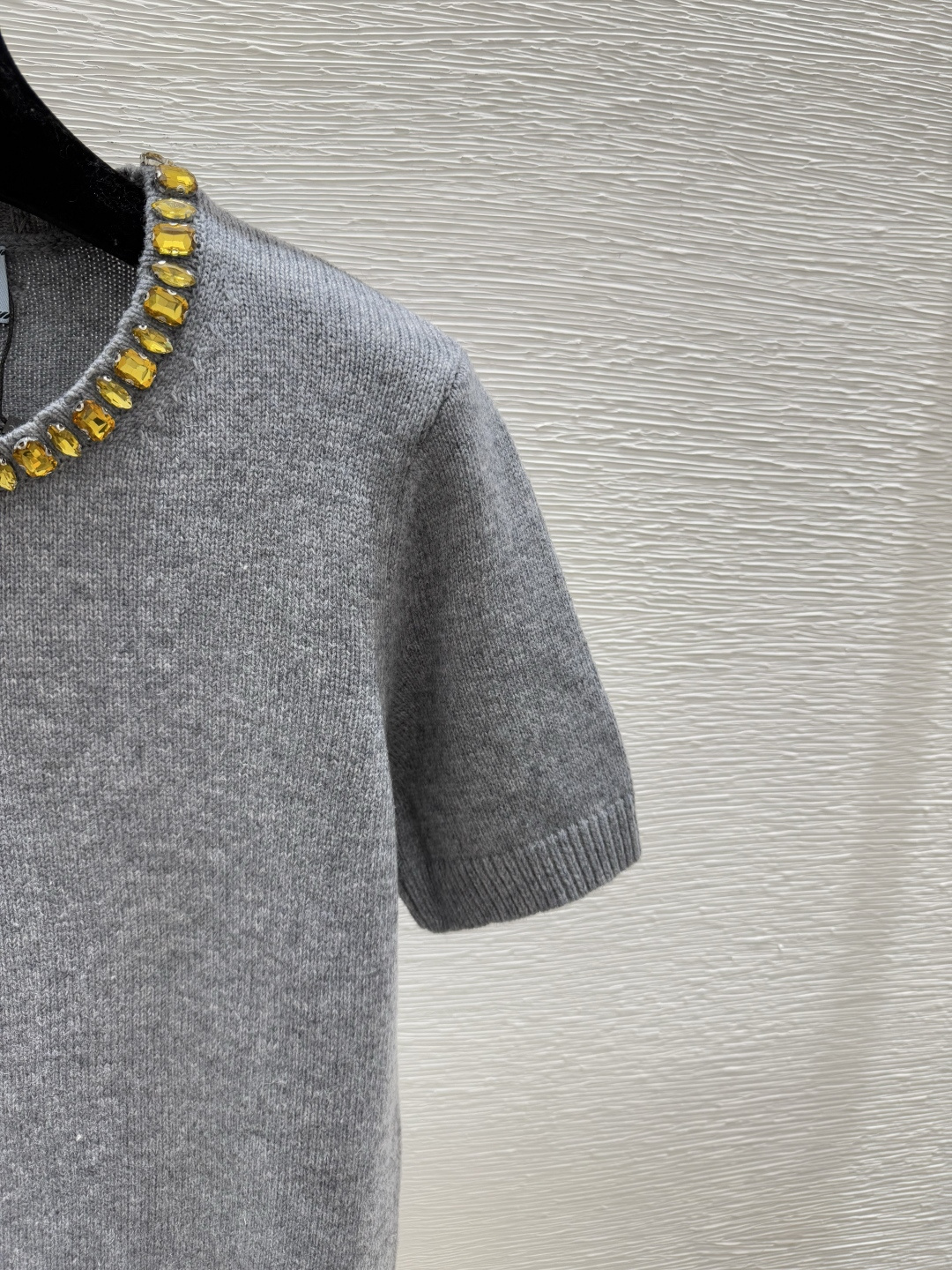 🆕P家🆕 夏季新款 重工钉珠圆领针织短袖颜色：灰色 咖啡 宝蓝尺码：36.38.40👉