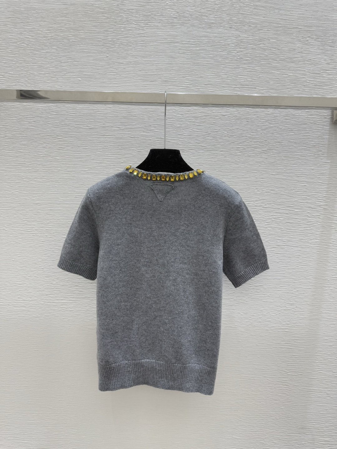 🆕P家🆕 夏季新款 重工钉珠圆领针织短袖颜色：灰色 咖啡 宝蓝尺码：36.38.40👉