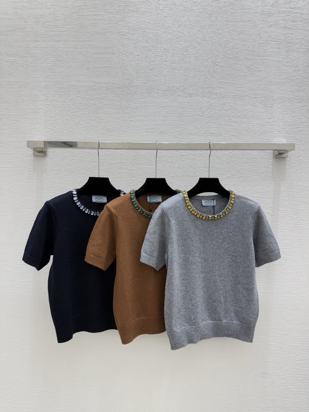 🆕P家🆕 夏季新款 重工钉珠圆领针织短袖颜色：灰色 咖啡 宝蓝尺码：36.38.40👉