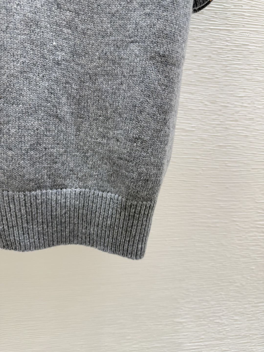 🆕P家🆕 夏季新款 重工钉珠圆领针织短袖颜色：灰色 咖啡 宝蓝尺码：36.38.40👉