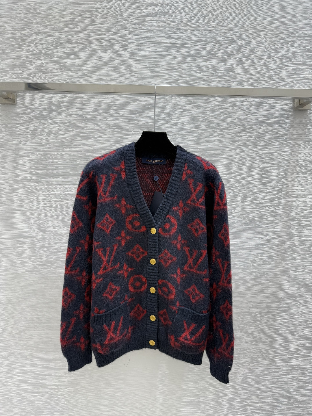 NO:587854,L family early autumn new style contrasting presbyopic letter V-neck knitted long-sleeved cardigan color royal blue size 36.38.40, louis vuitton, alexander wang19860909L家 早秋新款 撞色老花字母V领针织长袖开衫 颜色宝蓝 尺码36.38.40,,louis vuitton,alexander wang,Women's clothing