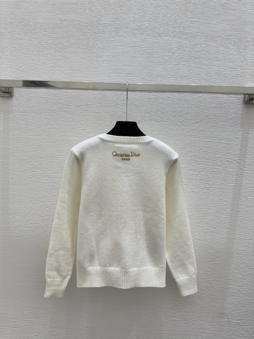 🆕D家🆕 早秋新款 纯色刺绣圆领针织长袖颜色：白色 粉色 灰色尺码：36.38.40👉