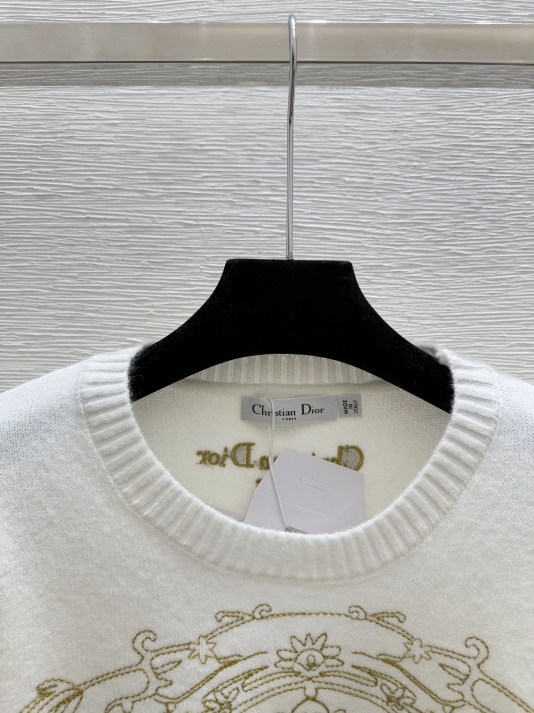 🆕D家🆕 早秋新款 纯色刺绣圆领针织长袖颜色：白色 粉色 灰色尺码：36.38.40👉