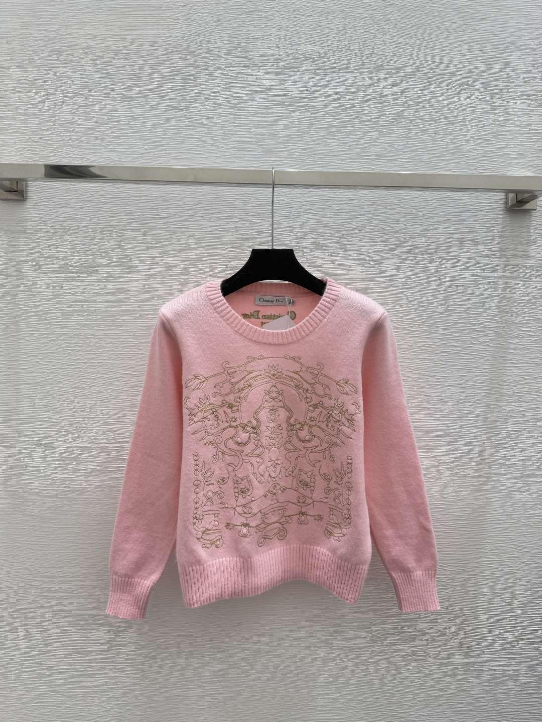 🆕D家🆕 早秋新款 纯色刺绣圆领针织长袖颜色：白色 粉色 灰色尺码：36.38.40👉