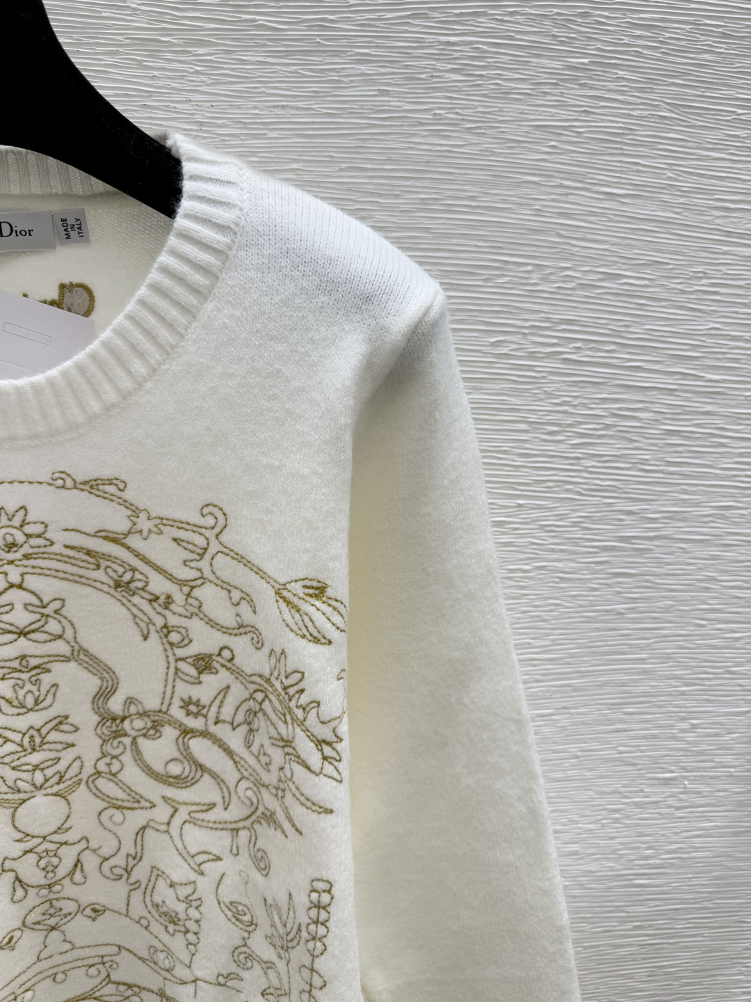 🆕D家🆕 早秋新款 纯色刺绣圆领针织长袖颜色：白色 粉色 灰色尺码：36.38.40👉