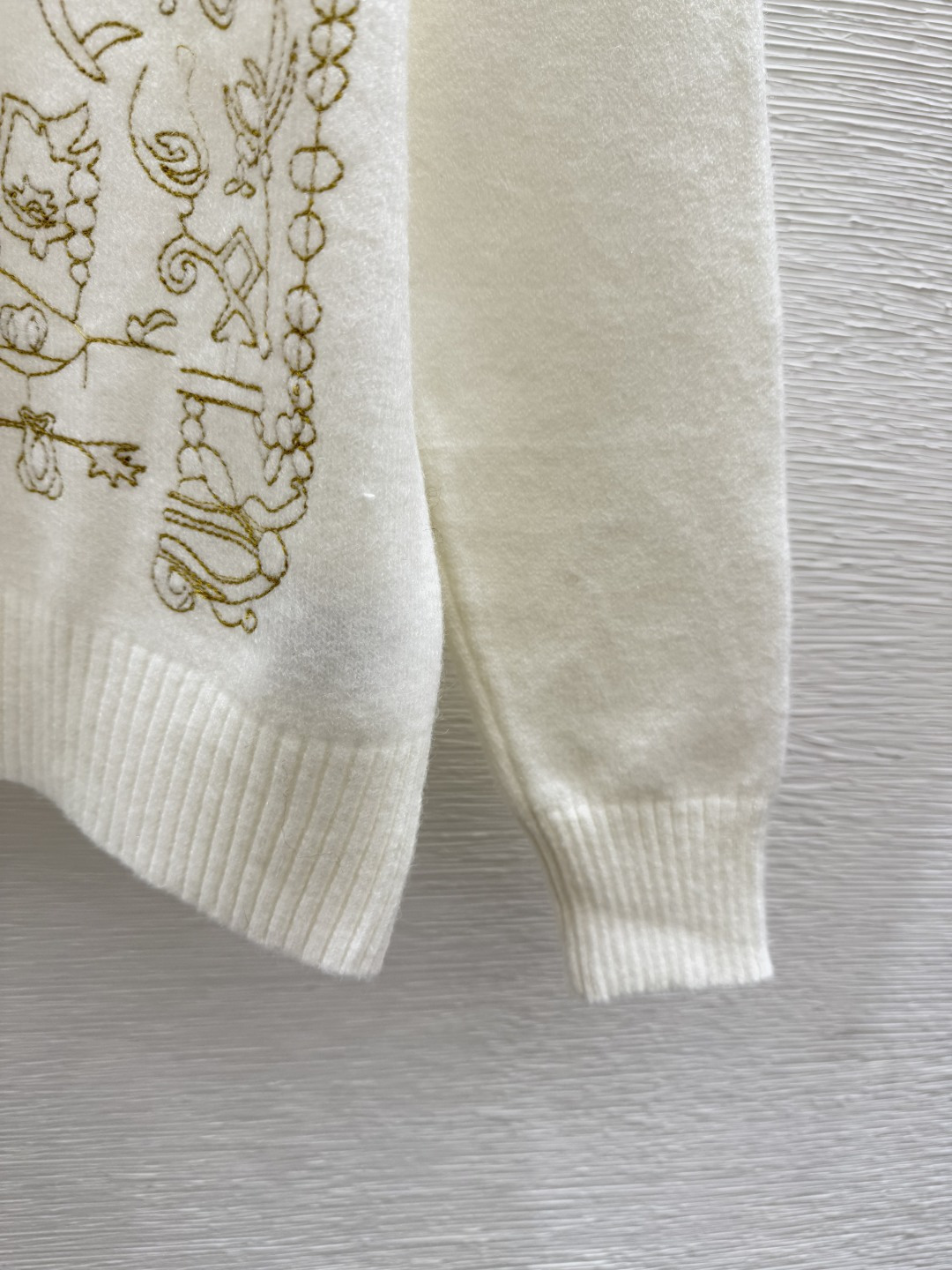 🆕D家🆕 早秋新款 纯色刺绣圆领针织长袖颜色：白色 粉色 灰色尺码：36.38.40👉