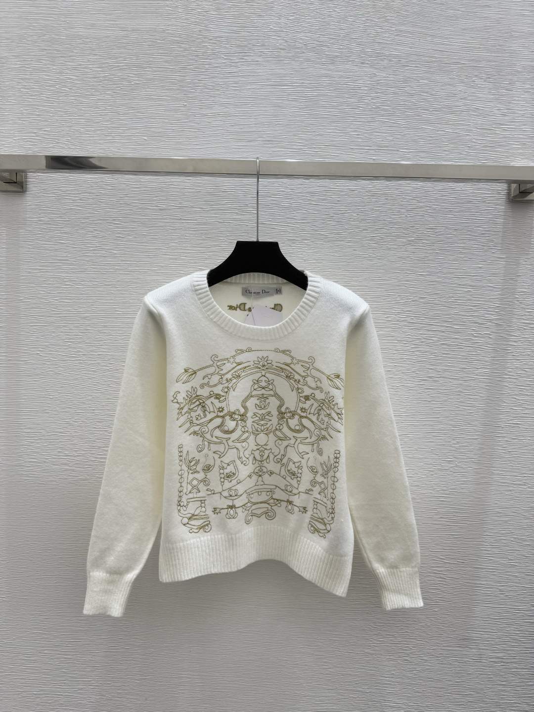 🆕D家🆕 早秋新款 纯色刺绣圆领针织长袖颜色：白色 粉色 灰色尺码：36.38.40👉