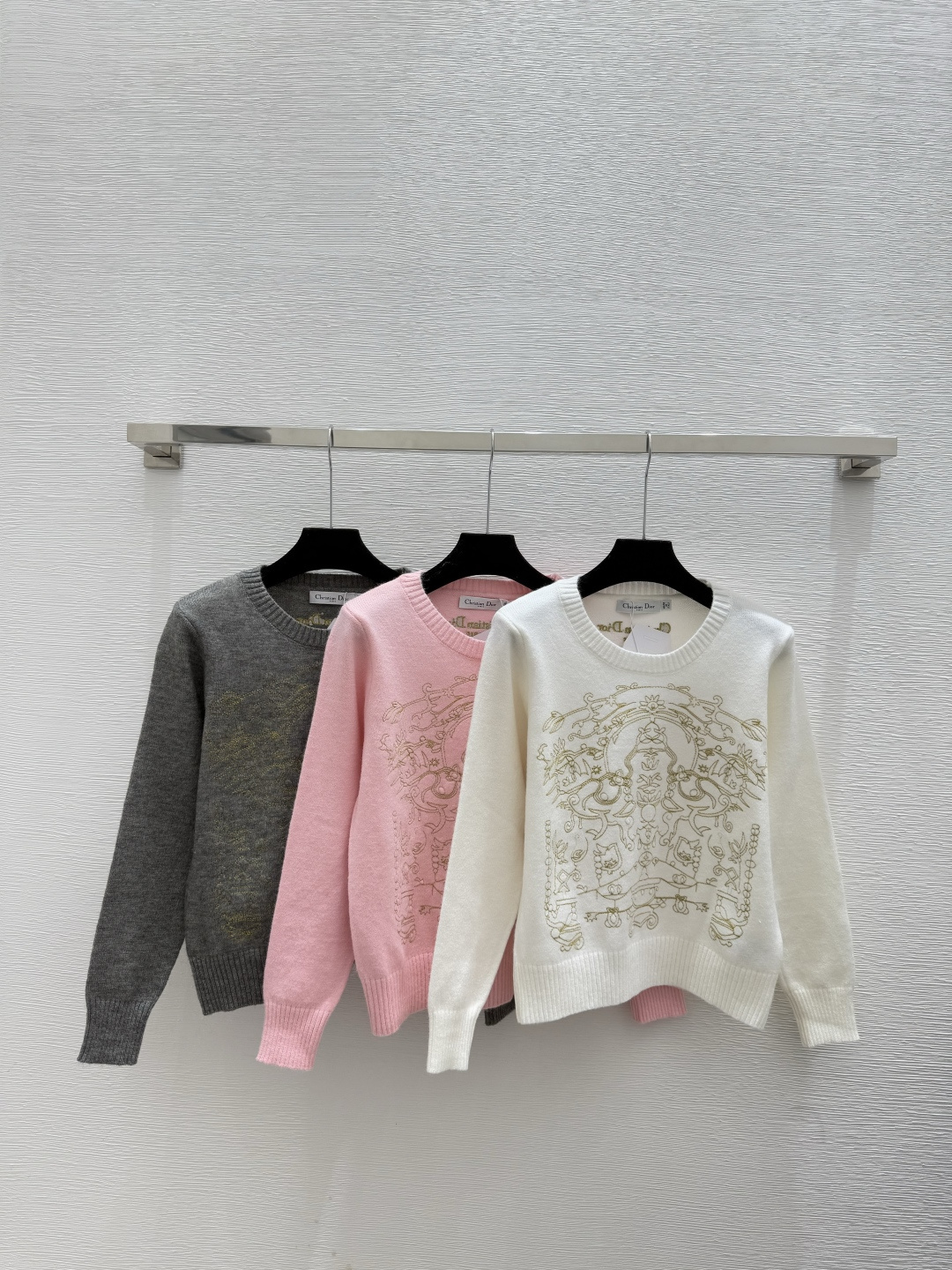 🆕D家🆕 早秋新款 纯色刺绣圆领针织长袖颜色：白色 粉色 灰色尺码：36.38.40👉