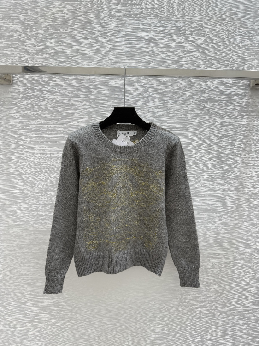 🆕D家🆕 早秋新款 纯色刺绣圆领针织长袖颜色：白色 粉色 灰色尺码：36.38.40👉