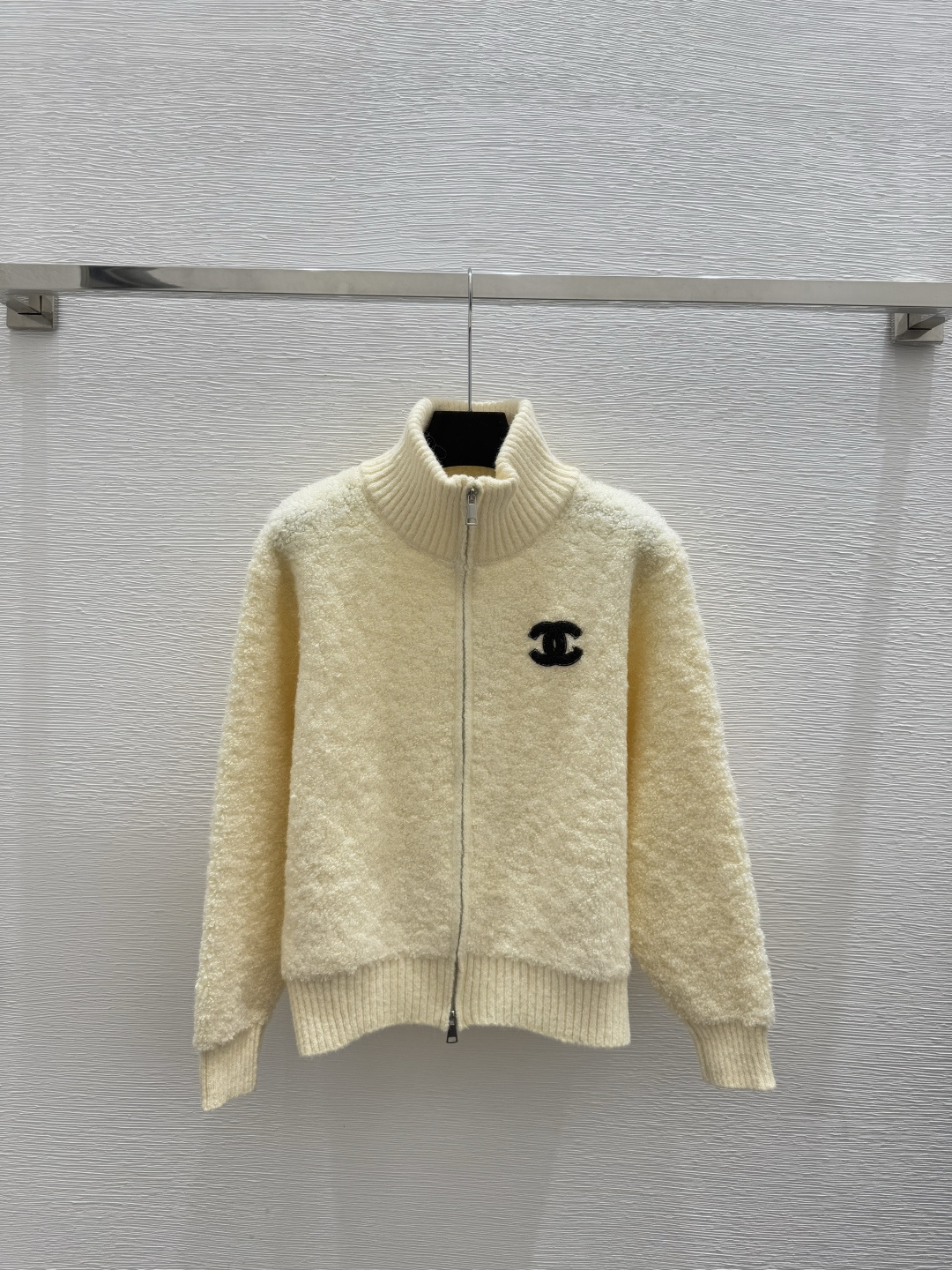 🆕CH家🆕 早秋新款 纯色高领简约针织长袖开衫颜色：白色 紫色尺码：36.38.40👉