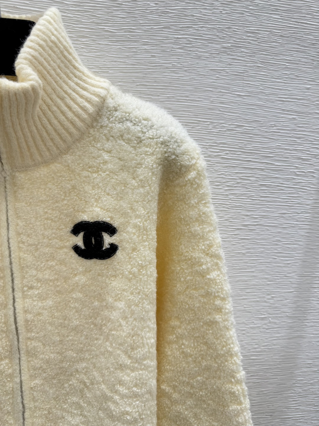 🆕CH家🆕 早秋新款 纯色高领简约针织长袖开衫颜色：白色 紫色尺码：36.38.40👉