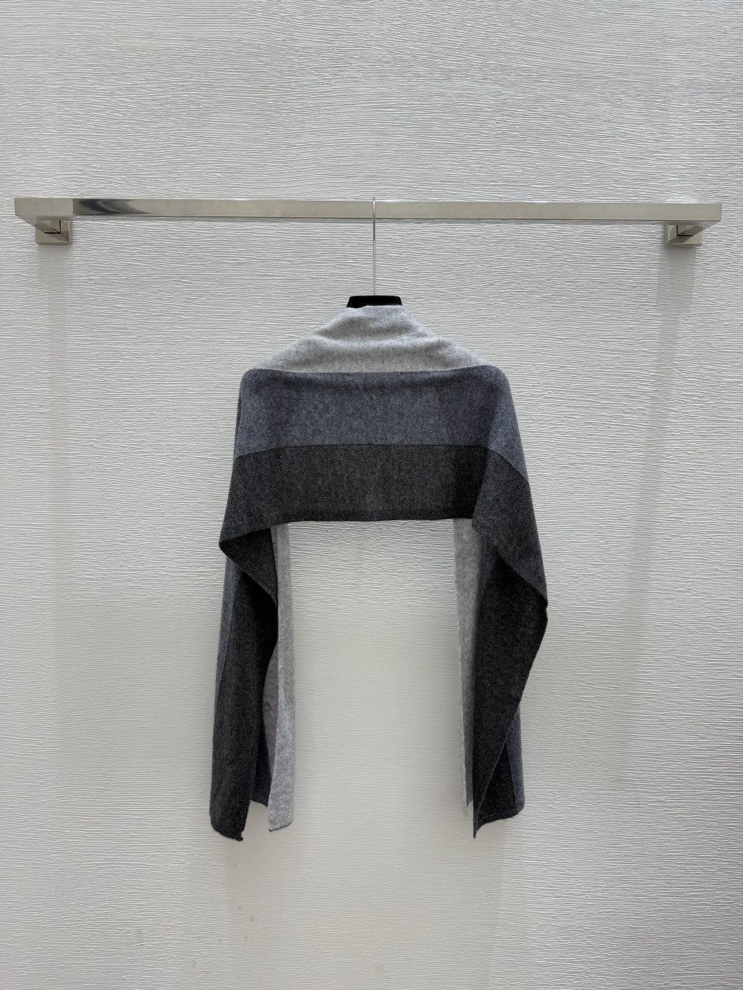 🆕LP家🆕 早秋新款 撞色条纹简约针织披肩颜色：杏色 灰色尺码：36.38.40👉