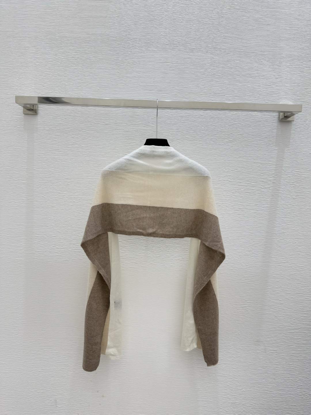 🆕LP家🆕 早秋新款 撞色条纹简约针织披肩颜色：杏色 灰色尺码：36.38.40👉