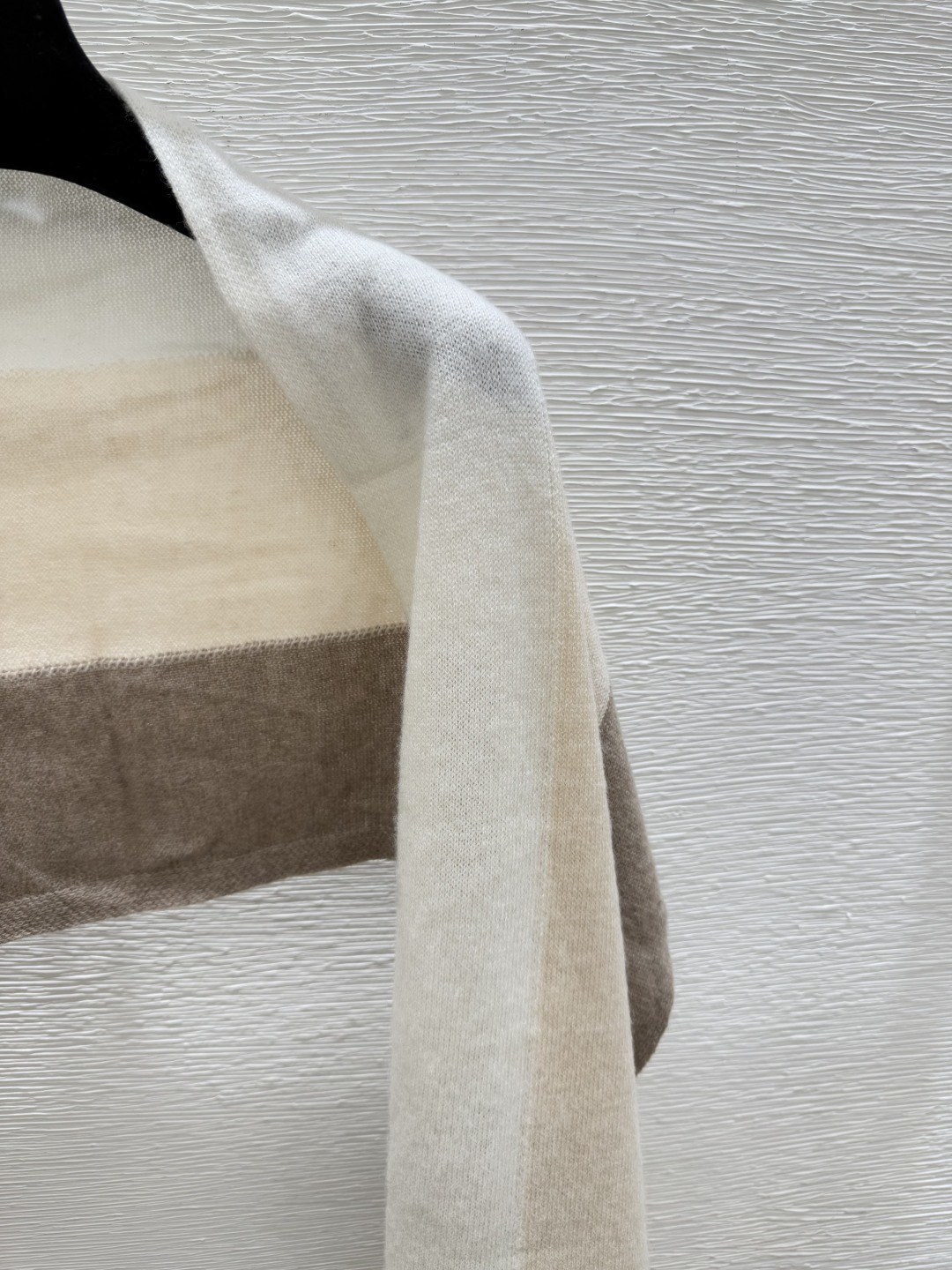 🆕LP家🆕 早秋新款 撞色条纹简约针织披肩颜色：杏色 灰色尺码：36.38.40👉