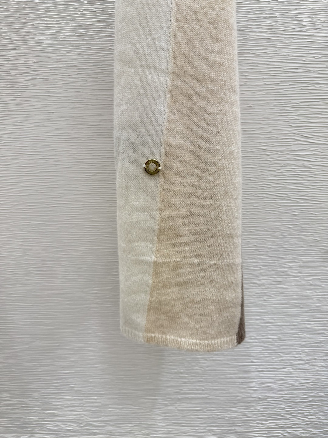 🆕LP家🆕 早秋新款 撞色条纹简约针织披肩颜色：杏色 灰色尺码：36.38.40👉