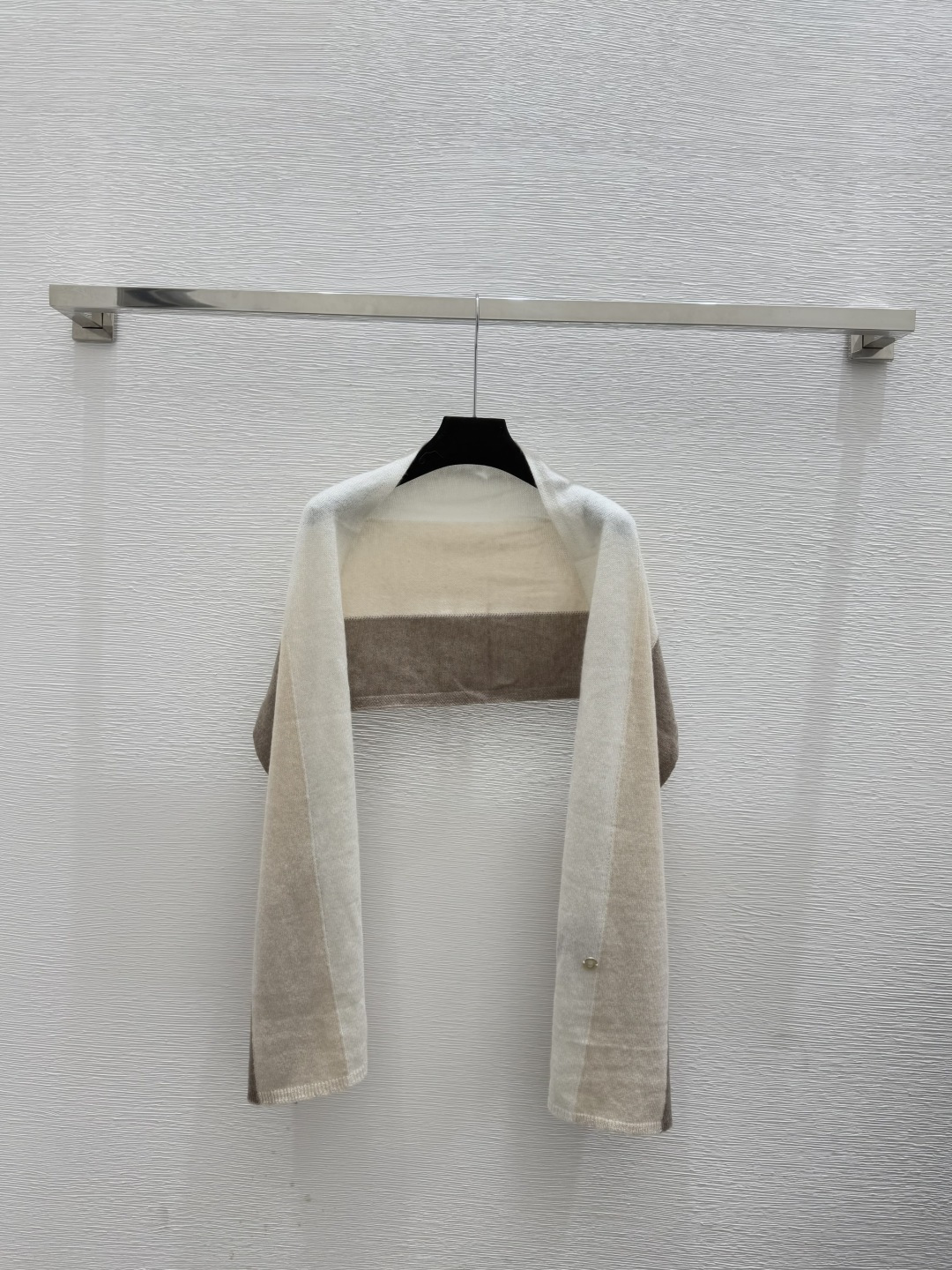 🆕LP家🆕 早秋新款 撞色条纹简约针织披肩颜色：杏色 灰色尺码：36.38.40👉