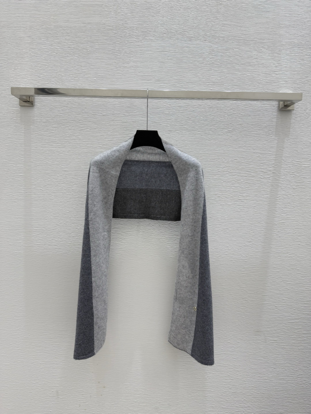 🆕LP家🆕 早秋新款 撞色条纹简约针织披肩颜色：杏色 灰色尺码：36.38.40👉