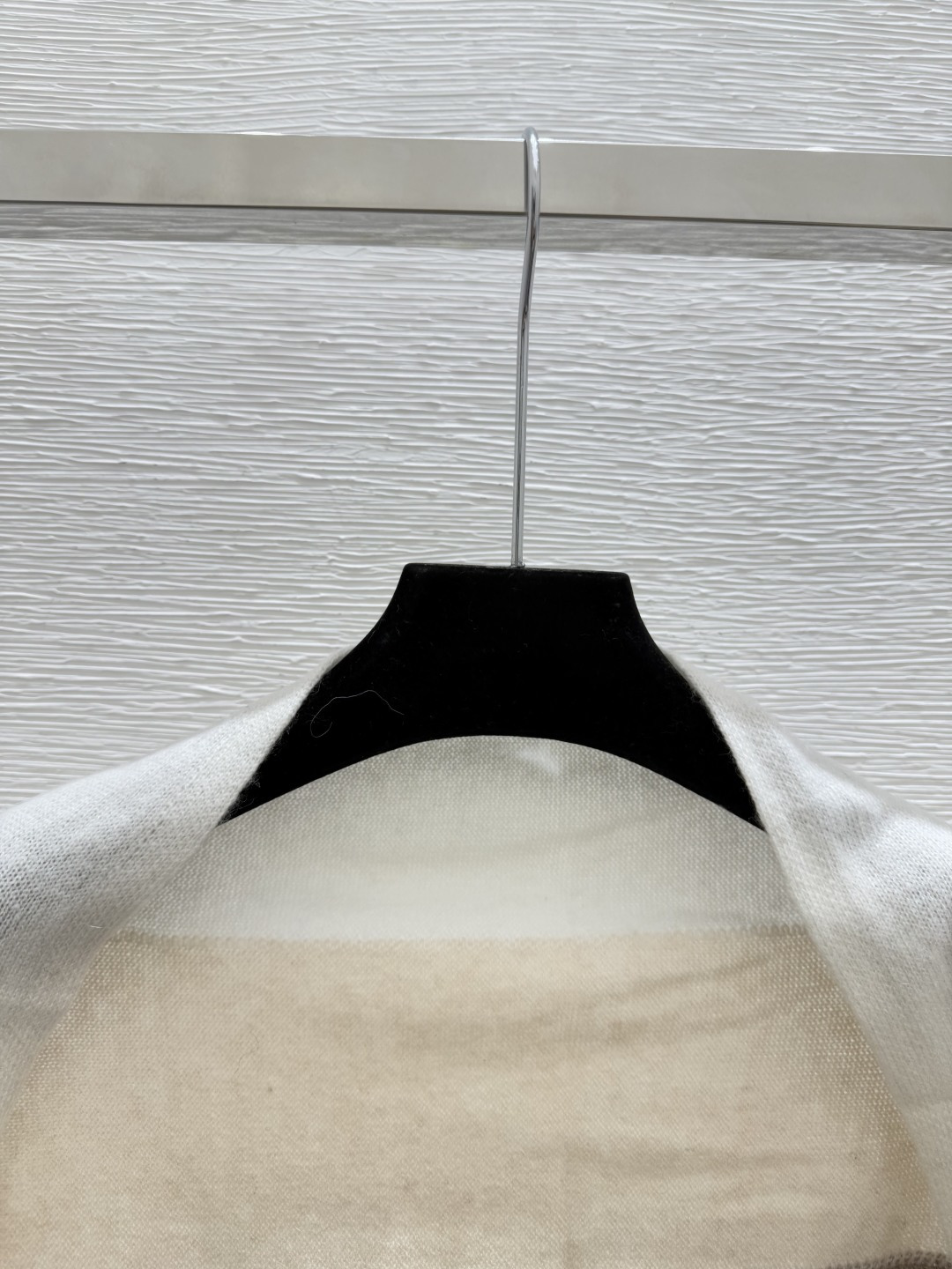 🆕LP家🆕 早秋新款 撞色条纹简约针织披肩颜色：杏色 灰色尺码：36.38.40👉