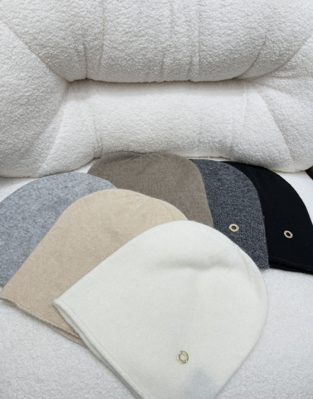 🆕LP家🆕 早秋新款 纯色简约针织帽子颜色：白色 杏色 浅灰 燕麦 深灰 黑色尺码：36.38.40👉