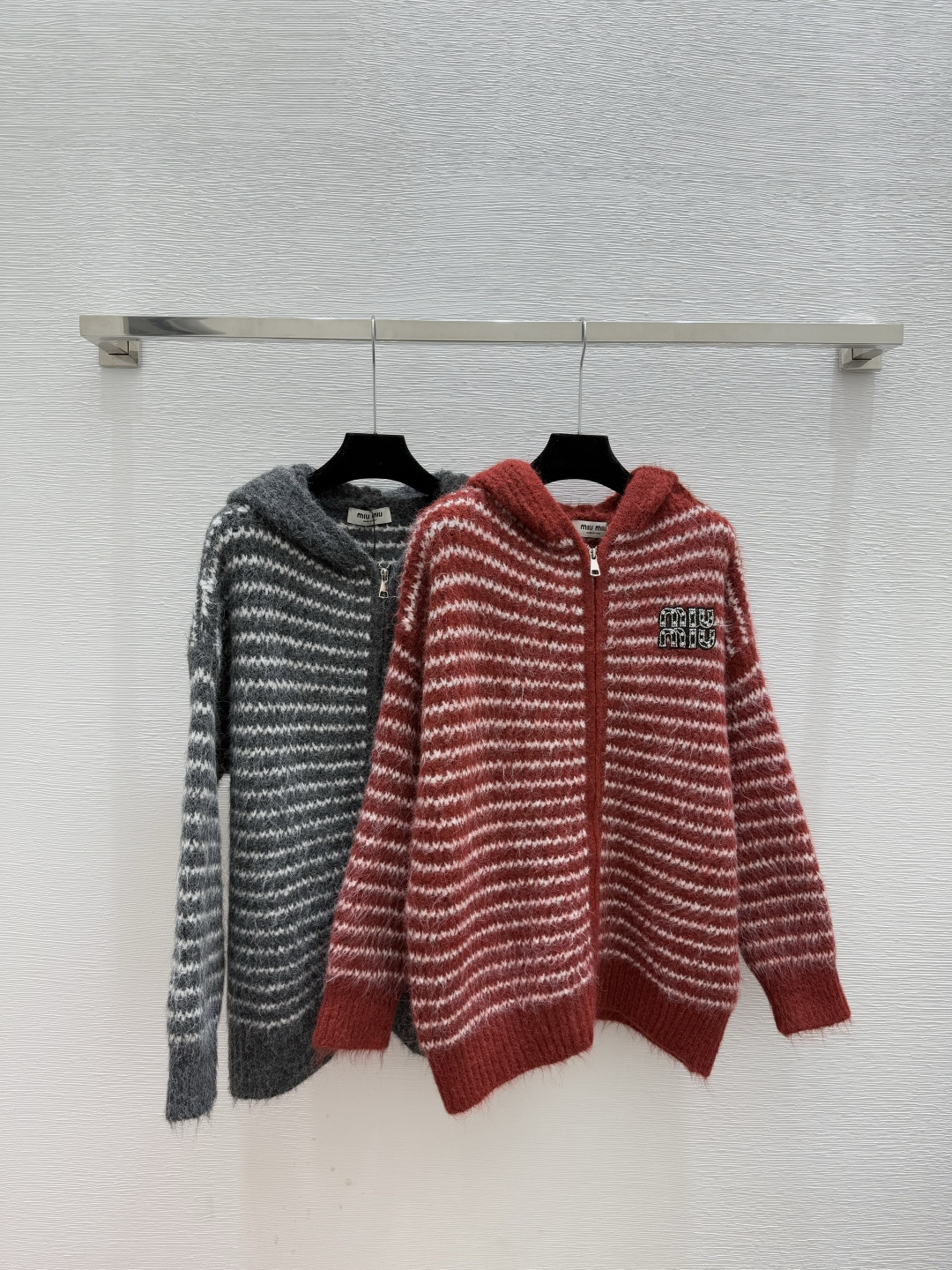 NO:590285,LO Home Early Autumn New Style Hooded Contrast Color Striped Knitted Long-Sleeved Cardigan Color Red Gray Size 36.38.40,,hats,alexander wang19860909LO家 早秋新款 连帽撞色条纹针织长袖开衫 颜色红色 灰色 尺码36.38.40,,hats,alexander wang,Women's clothing