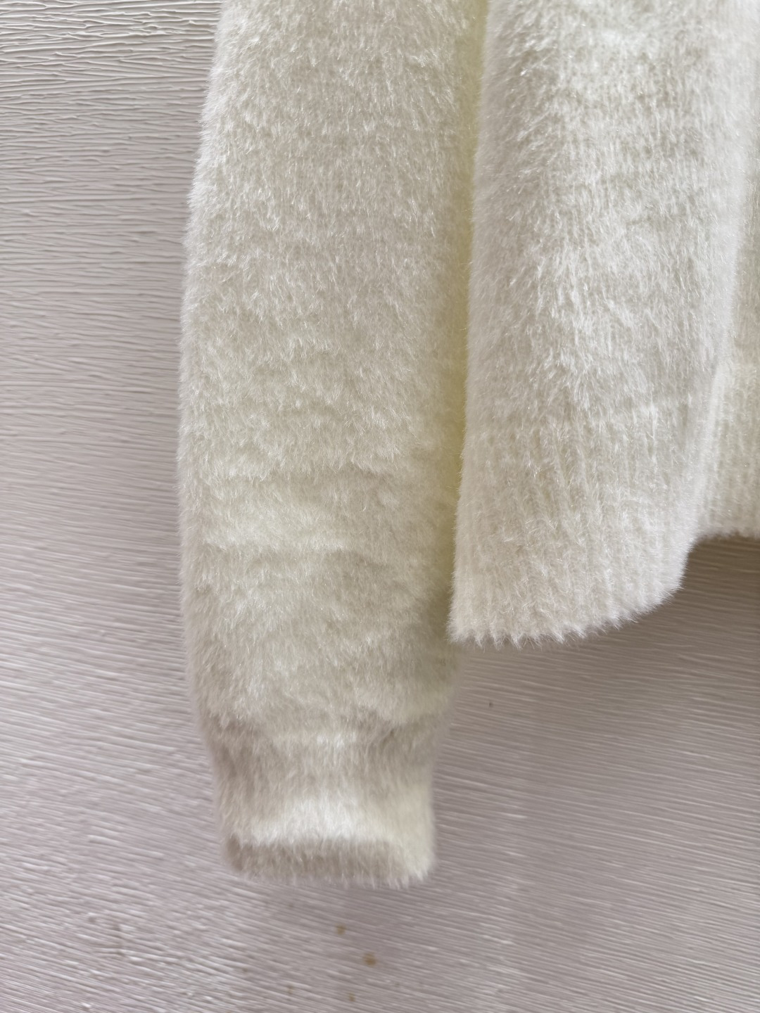 🆕CH家🆕 早秋新款 彩色字母提花圆领针织长袖颜色：白色 尺码：36.38.40👉