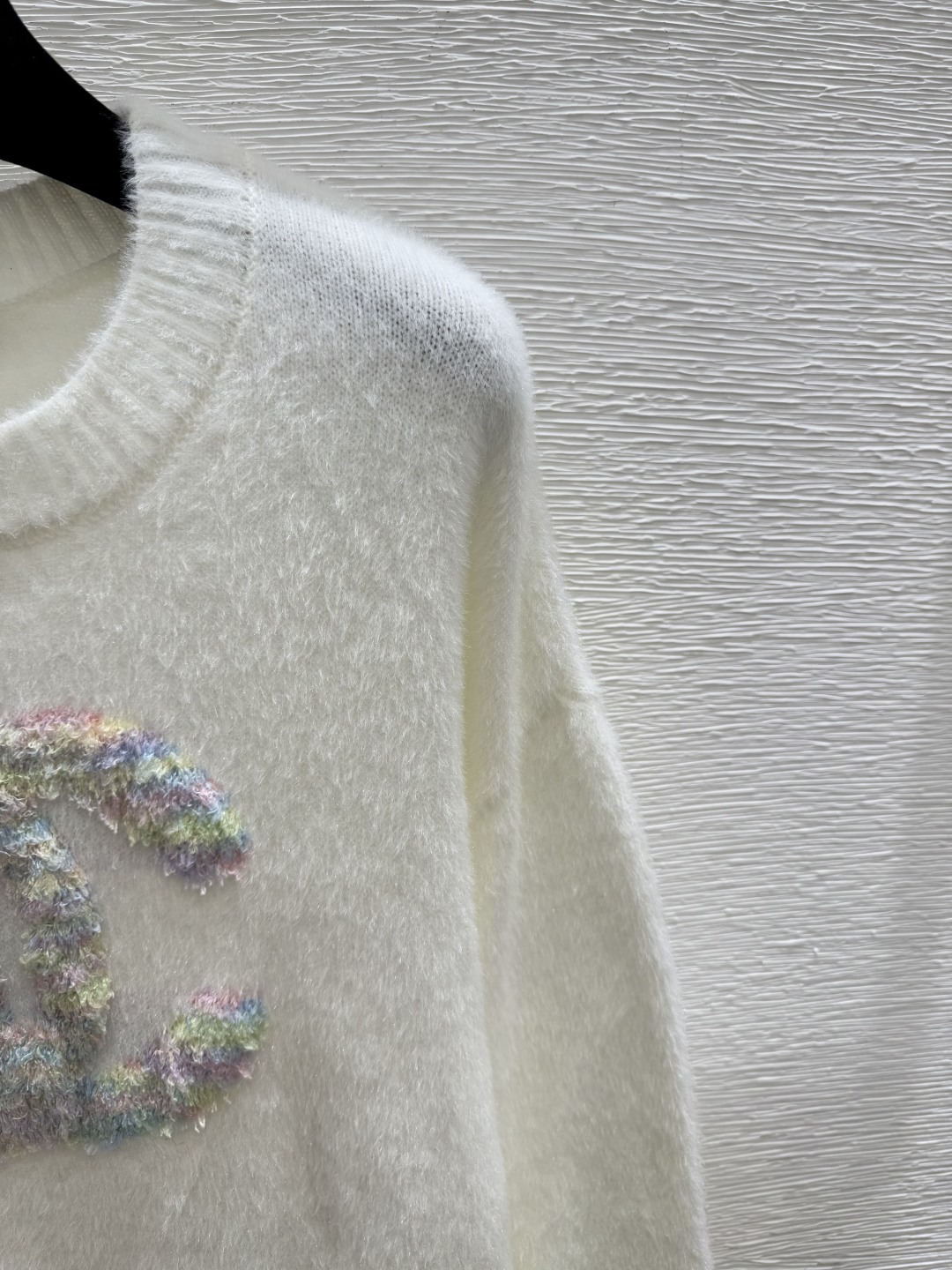 🆕CH家🆕 早秋新款 彩色字母提花圆领针织长袖颜色：白色 尺码：36.38.40👉