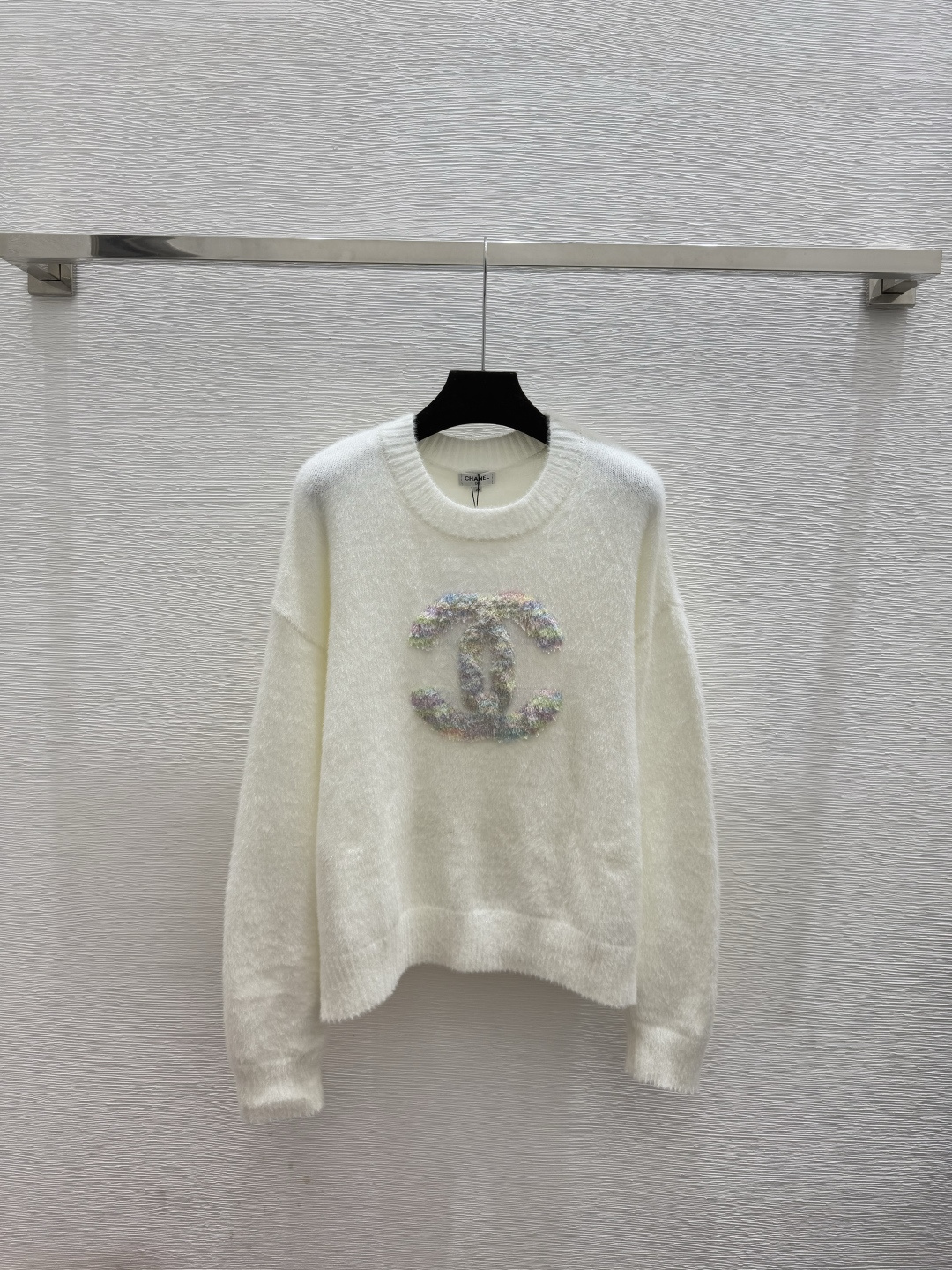 🆕CH家🆕 早秋新款 彩色字母提花圆领针织长袖颜色：白色 尺码：36.38.40👉