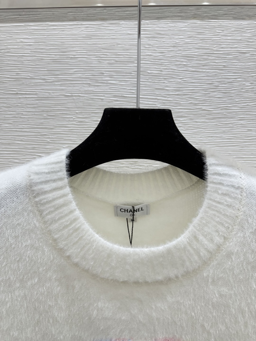 🆕CH家🆕 早秋新款 彩色字母提花圆领针织长袖颜色：白色 尺码：36.38.40👉