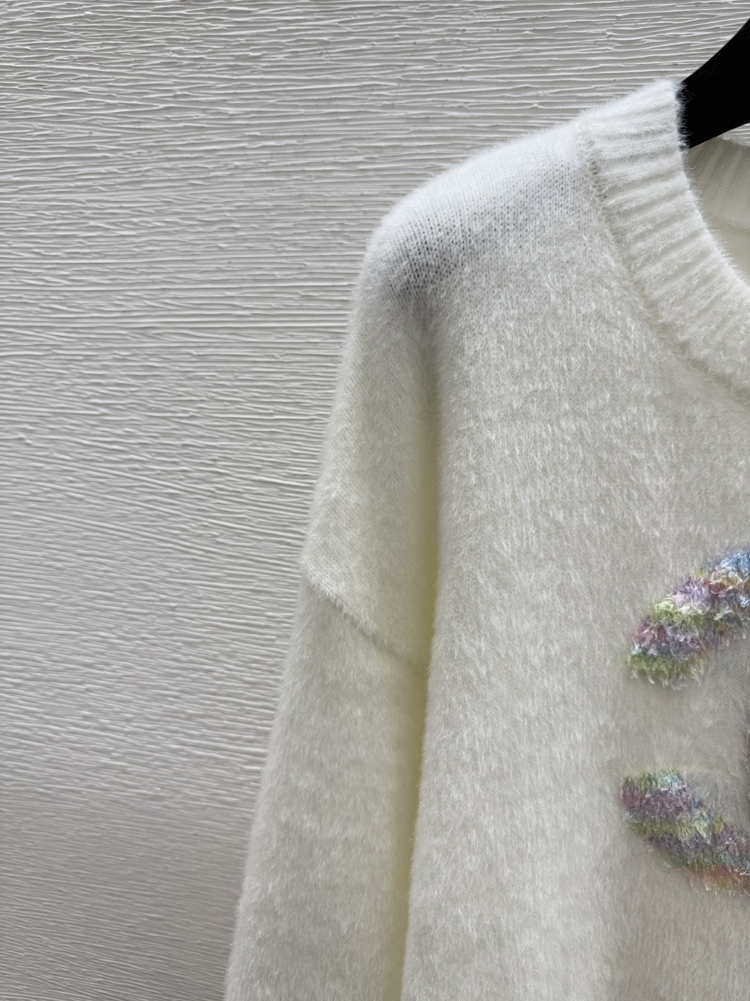 🆕CH家🆕 早秋新款 彩色字母提花圆领针织长袖颜色：白色 尺码：36.38.40👉