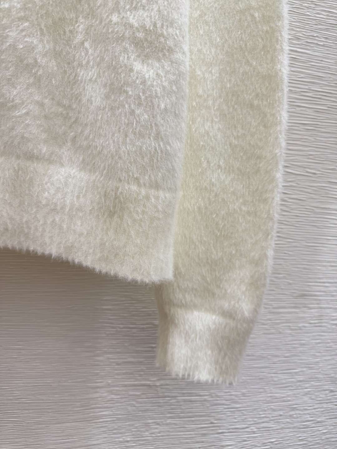 🆕CH家🆕 早秋新款 彩色字母提花圆领针织长袖颜色：白色 尺码：36.38.40👉