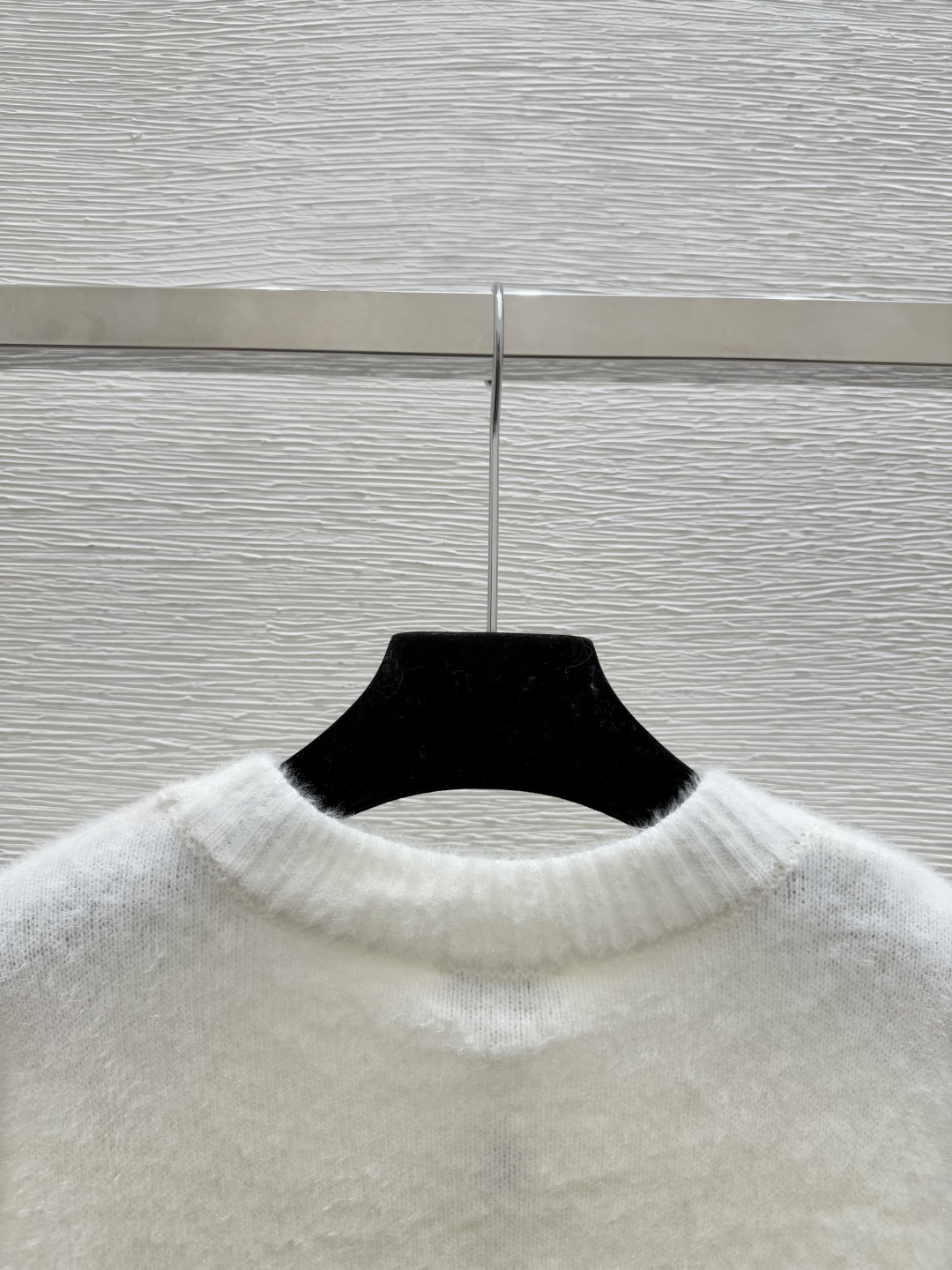 🆕CH家🆕 早秋新款 彩色字母提花圆领针织长袖颜色：白色 尺码：36.38.40👉