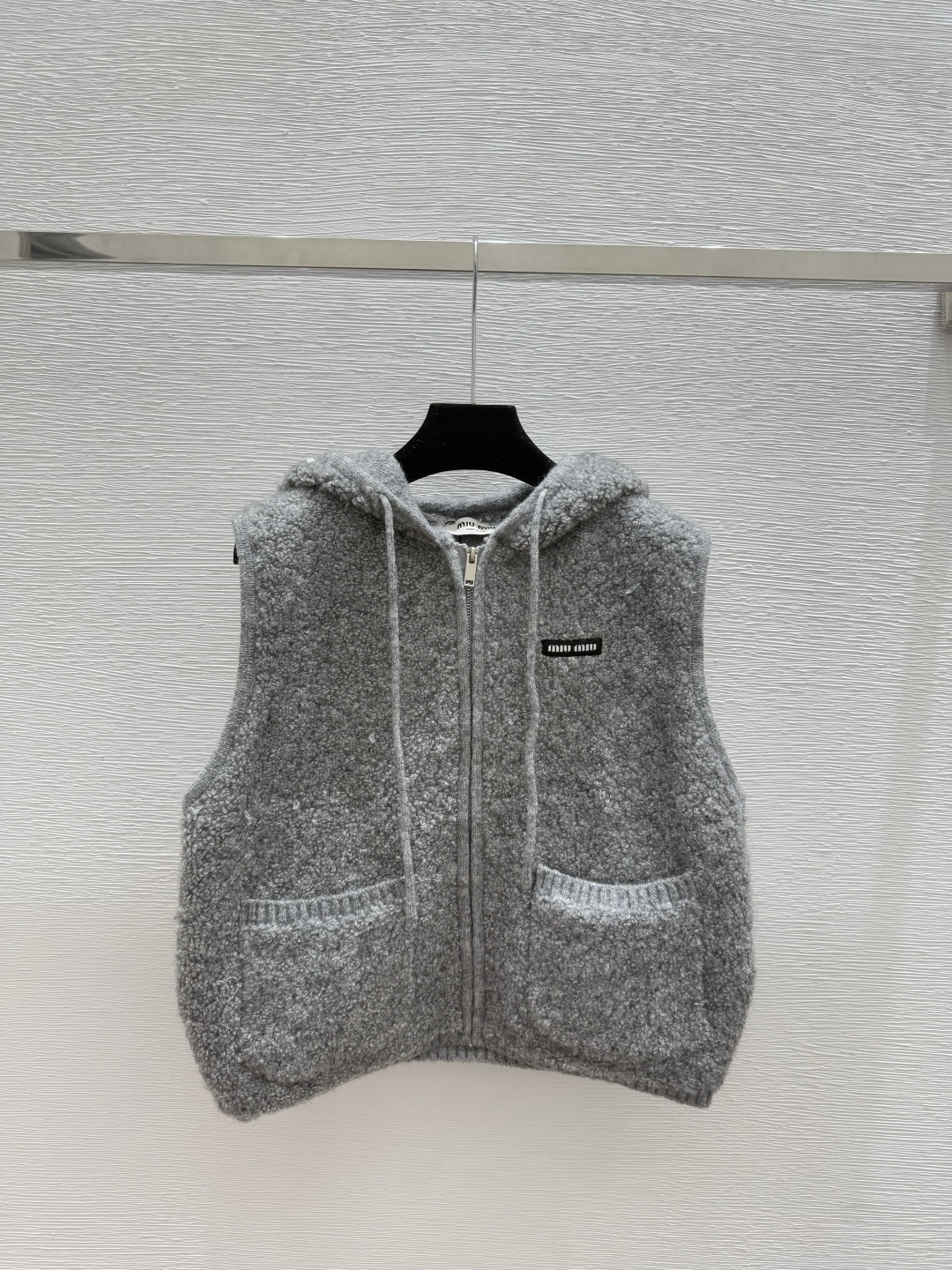 🆕M家🆕 早秋新款 纯色连帽针织背心开衫颜色：白色 灰色 咖啡尺码：36.38.40👉