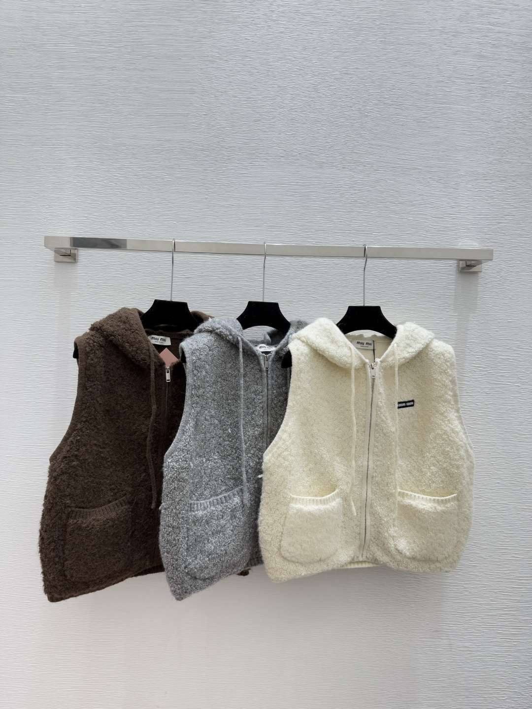🆕M家🆕 早秋新款 纯色连帽针织背心开衫颜色：白色 灰色 咖啡尺码：36.38.40👉