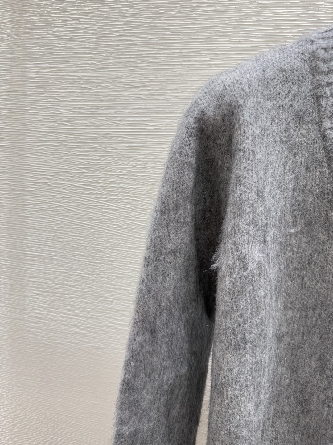 🆕LO家🆕 早秋新款 背后撞色字母提花V领针织长袖开衫颜色：灰色尺码：36.38.40👉