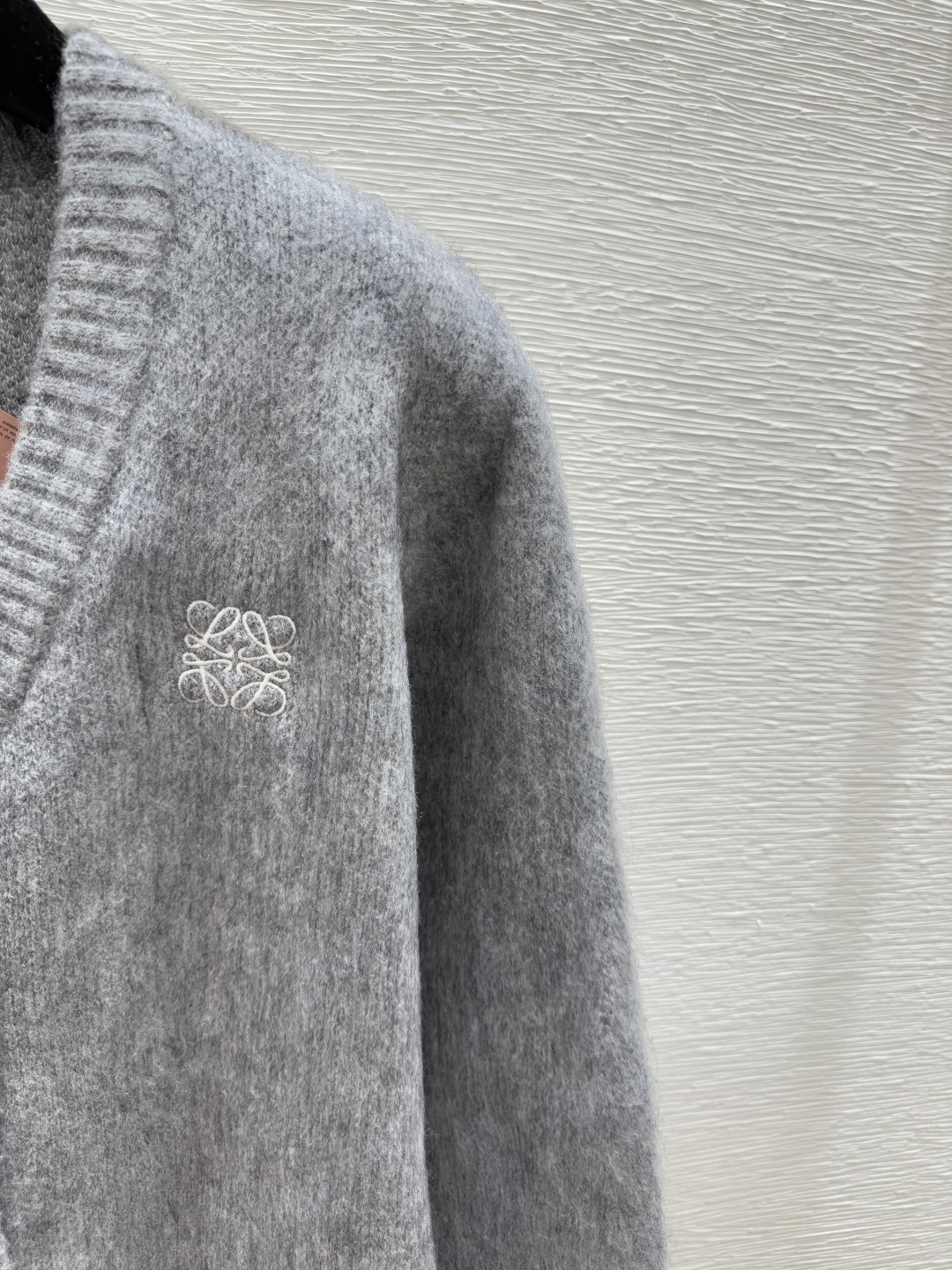 🆕LO家🆕 早秋新款 背后撞色字母提花V领针织长袖开衫颜色：灰色尺码：36.38.40👉