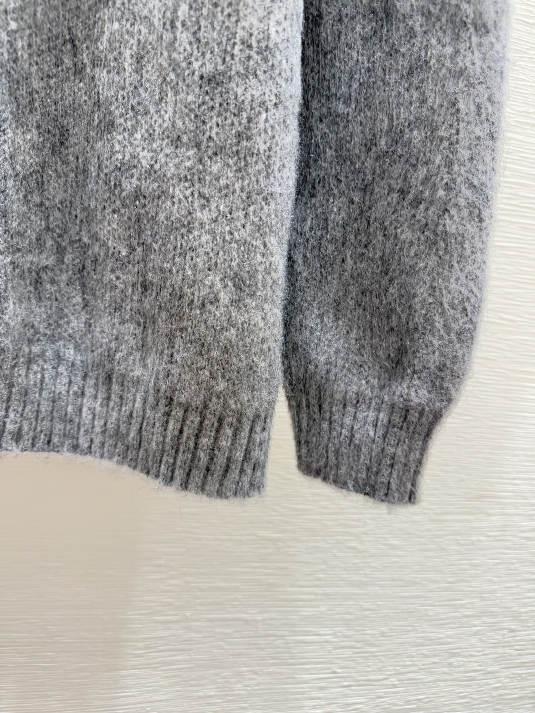 🆕LO家🆕 早秋新款 背后撞色字母提花V领针织长袖开衫颜色：灰色尺码：36.38.40👉