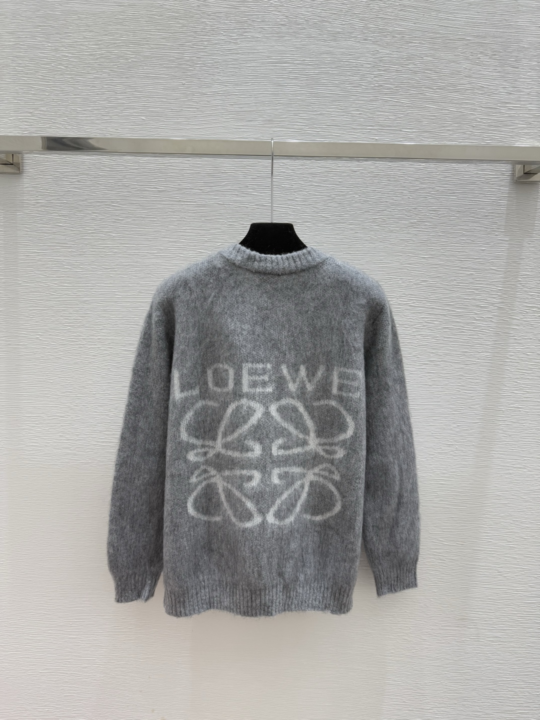 🆕LO家🆕 早秋新款 背后撞色字母提花V领针织长袖开衫颜色：灰色尺码：36.38.40👉